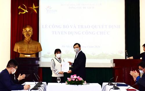 Tổng cục trưởng TCDL Nguyễn Trùng Khánh trao Quyết định tuyển dụng cho các công chức mới